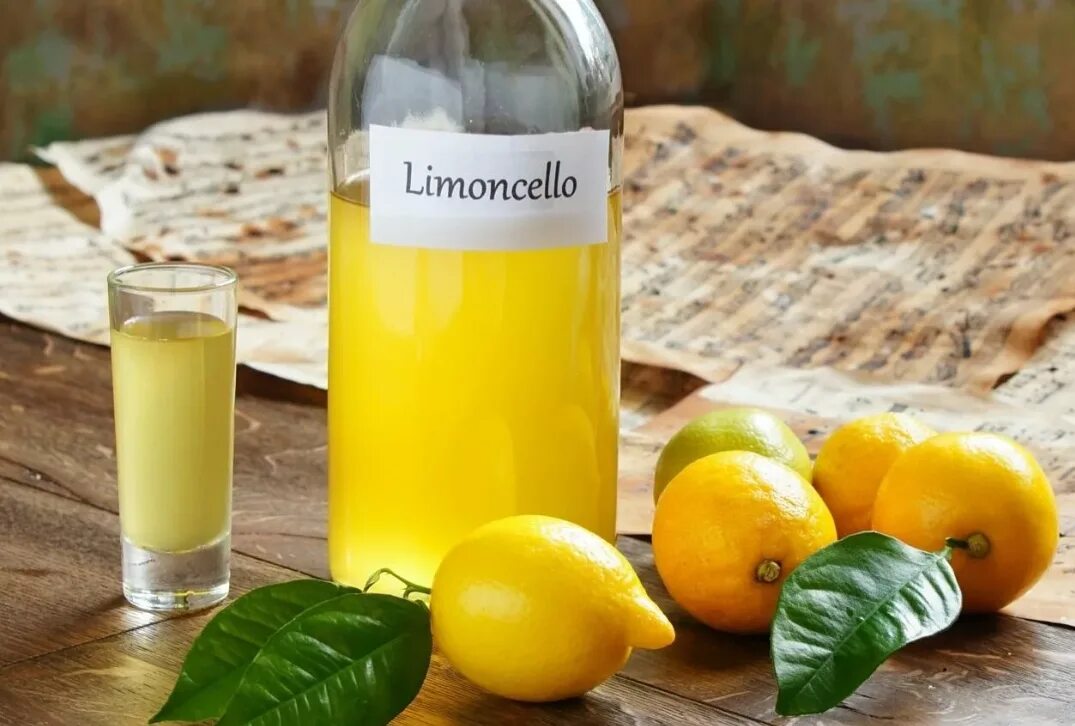 Классический лимончелло. Лимончелло итальянские ликёры. Лимонный ликер Лимончелло. Лимонный ликёр Limoncello. Грузинский Лимончелло.