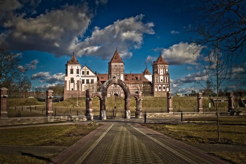 Минской области рб. Белоруссия (Беларусь). Мирский замок. Минск Мирский замок. Замки в Белоруссии Несвиж и Мирский замок. Средневековый Мирский замок.