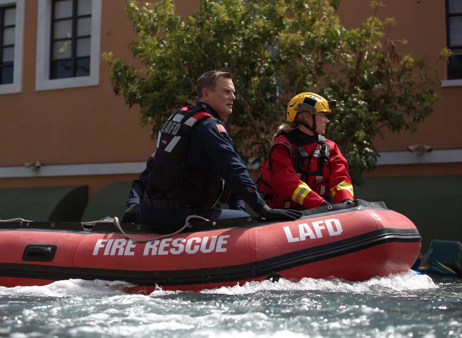 Кеннет чои 911. 911 сериал кристофер диас. Кристофер диас 911. Фильм 911 цунами. См сериал 911 служба спасения.