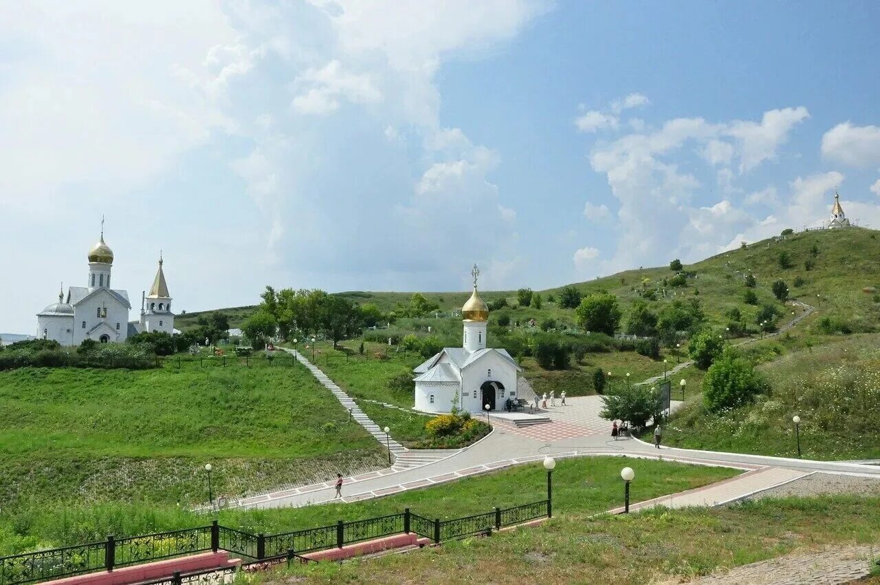 Святого белгородская область. Свято-Троицкий Холковский пещерный мужской монастырь. Холковский Троицкий мужской монастырь. Холковский монастырь Белгородской области. Свято-Троицкий Холковский монастырь Чернянка Белгородская область.