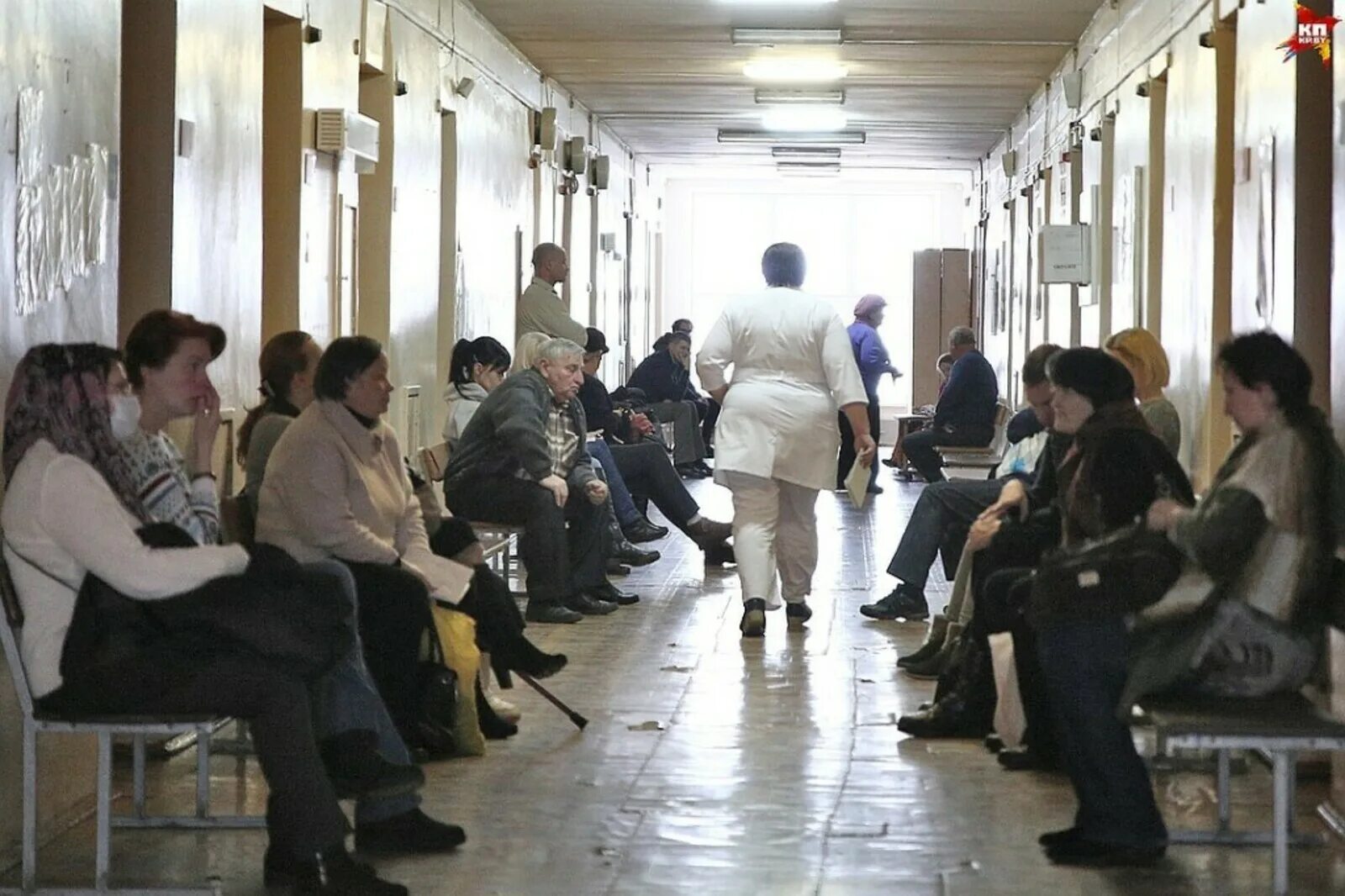 Люди в очереди в поликлинике. Очередь в поликлинике. Очередь в больнице. Очередь вполиклиннике. Очереди в 12 часов