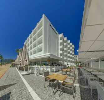 The beachfront hotel 4