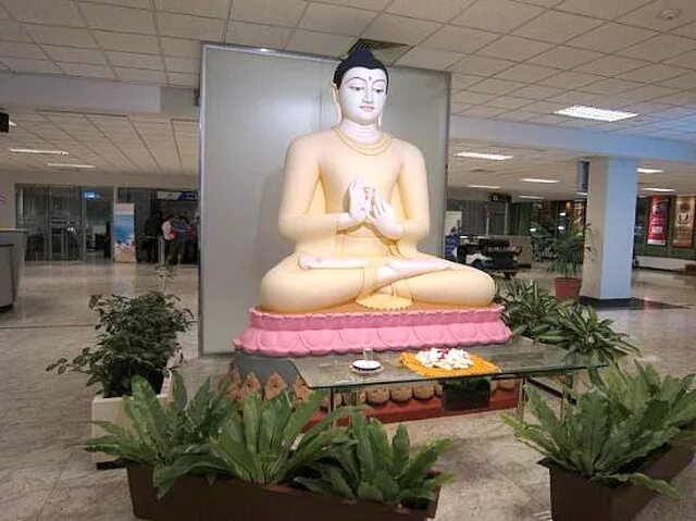 Аэропорт коломбо шри табло. Аэропорт Шри Ланки Коломбо. Аэропорт Бандаранаике Коломбо на Шри-Ланке. Будда в аэропорту Коломбо. Бандаранаике аэропорт.