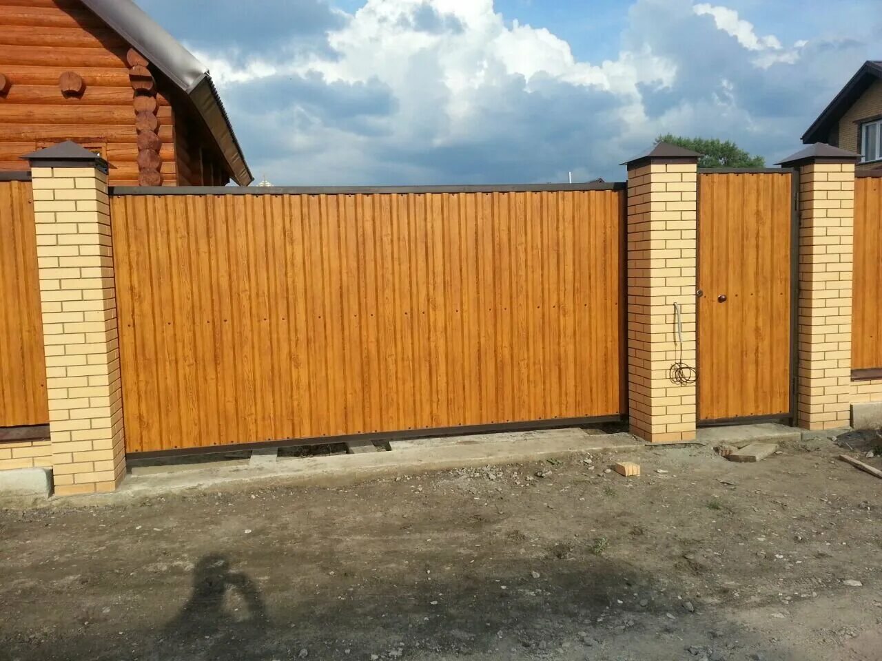 Откатные ворота 5000 2000. Откатные ворота в новосибирске. Откатные ворота 5700. Откатные ворота в новосибирске. Откатные ворота алютех профлист.