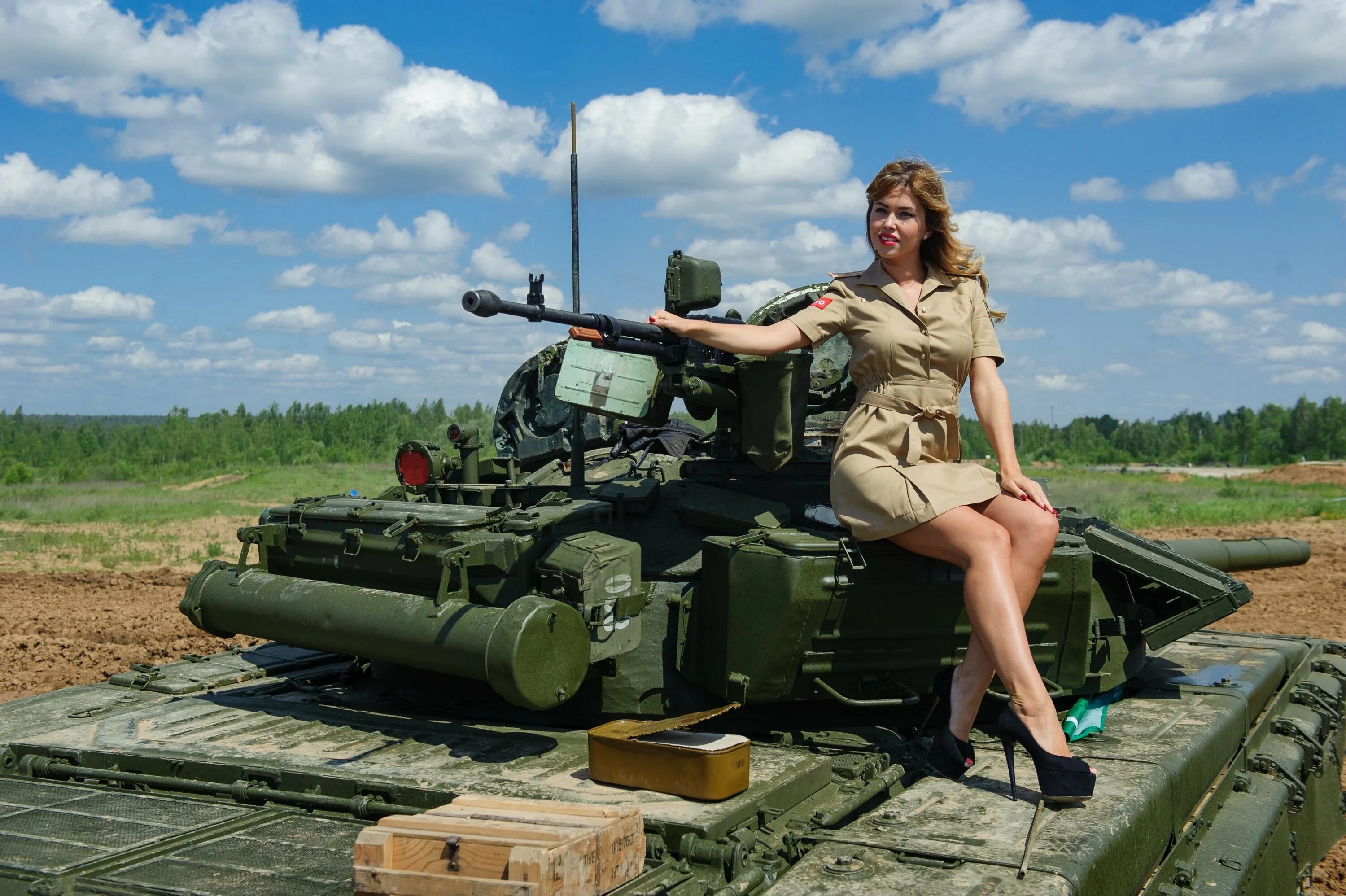 Какой т танкиста. Танковые войска девушки. Современный танкист. Девушка на танке. Русский современный танкист.