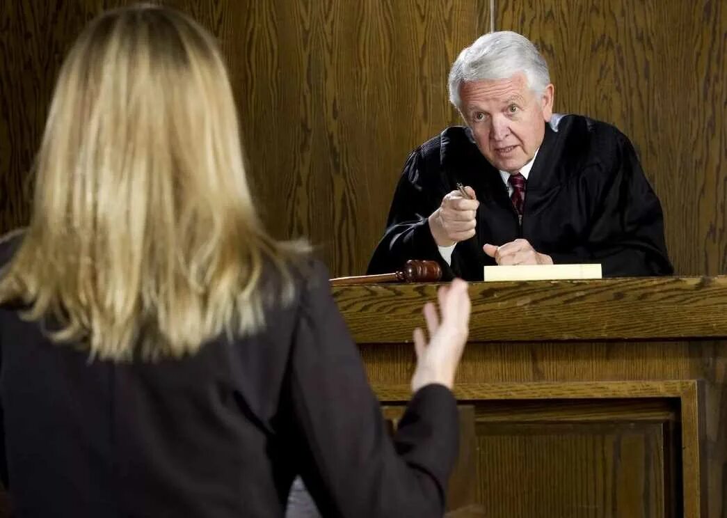 Потерпевший в судебном заседании. Свидетели в судебном разбирательстве. Юрист в суде. Свидетели в судебном разбирательстве. Юрист в суде.