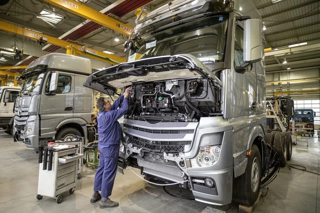 Мерседес грузовой Актрос завод. Mercedes Benz Truck service. Завод Мерседес Тракс. Грузовики на заводе Мерседес. Сборка мерседес актрос