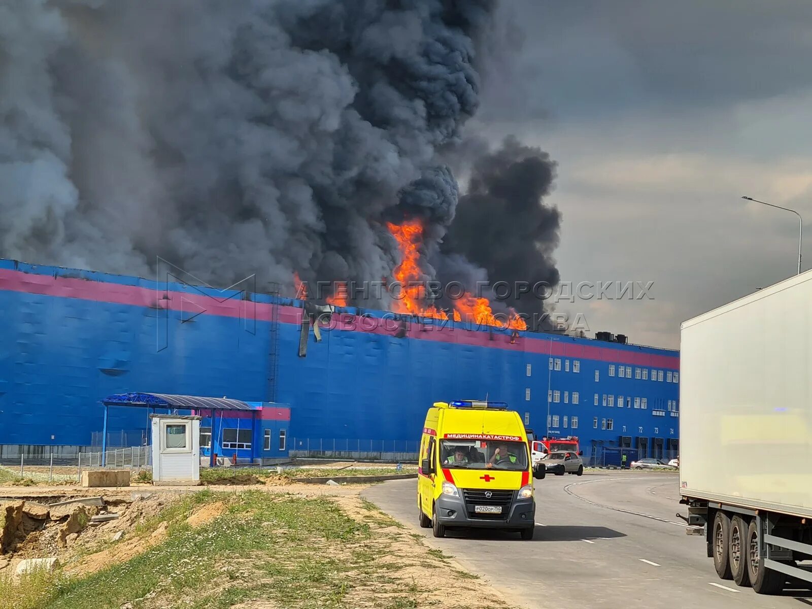 Пожар озон истра. Пожар фото. Пожар озон истра. Пожар озон новая рига. Склад озон новая рига пожар.