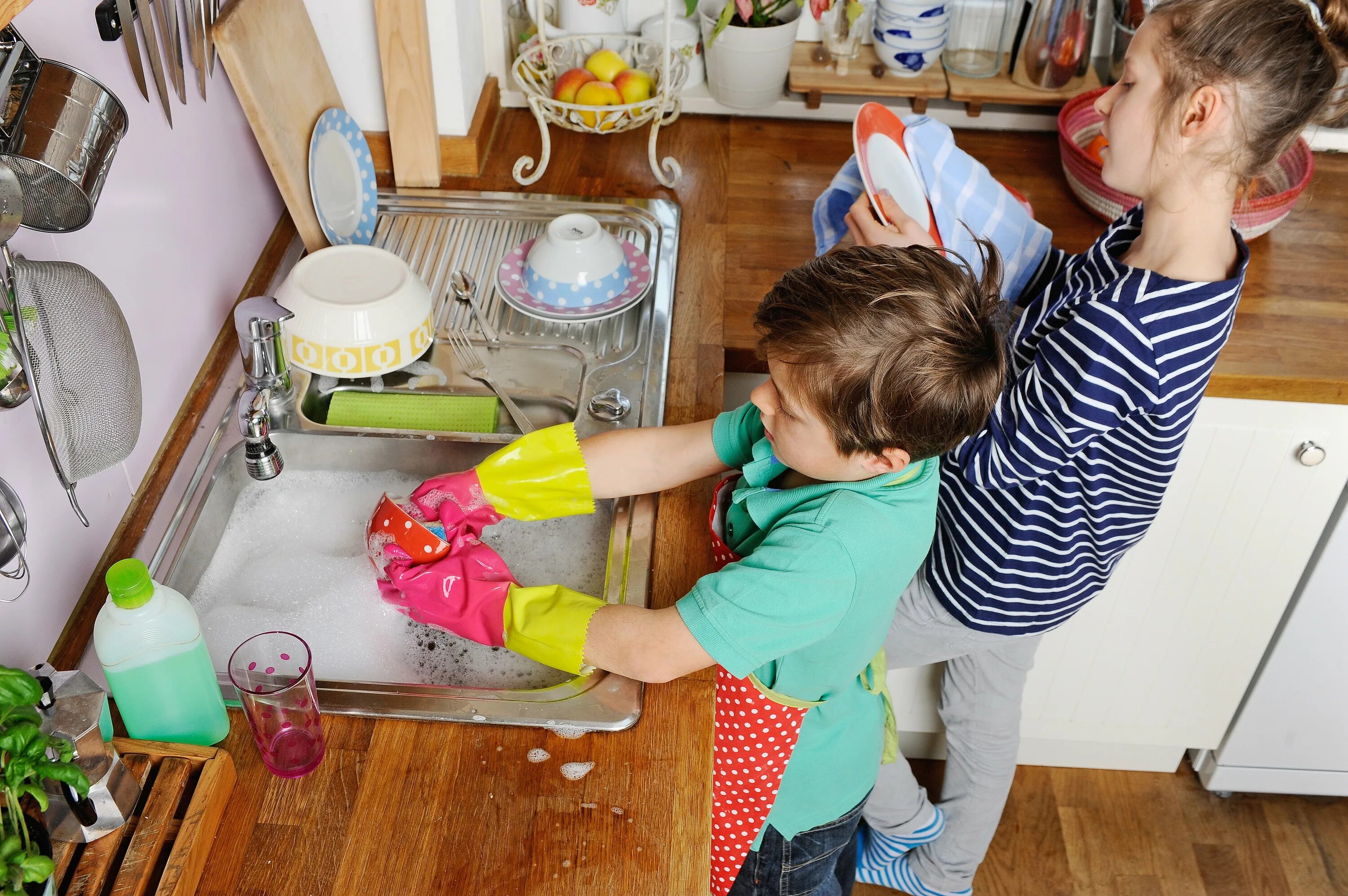 Игра мыть дома. Дети помогают родителям. Ребенок наводит порядок. Ребенок убирается. Дети убирают в доме.
