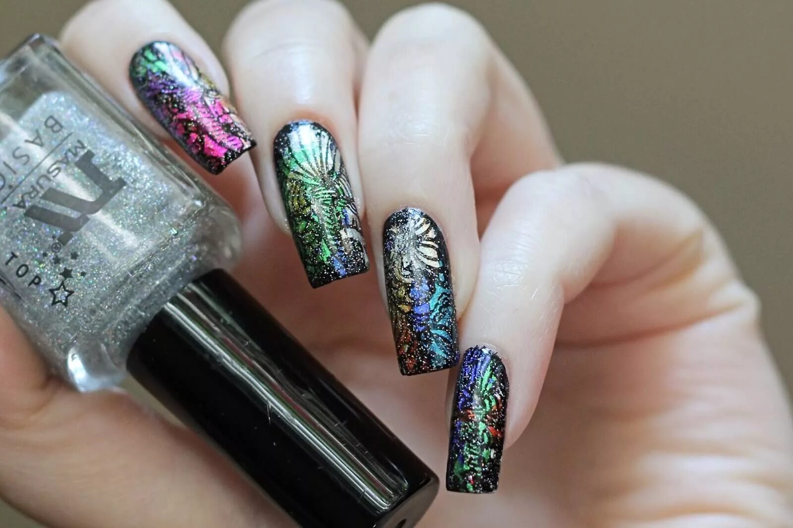 разноцветные ногти с фольгой. маникюр с фольгой на короткие ногти 2022. маникюр с фольгой. маникюр с фольгой. ногти цветом фольги.