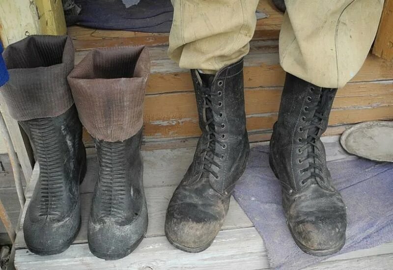 дырявые ботинки. Red wing обувь kanye west. стертые сапоги. старые сапоги. сапоги кирзовые мбс.