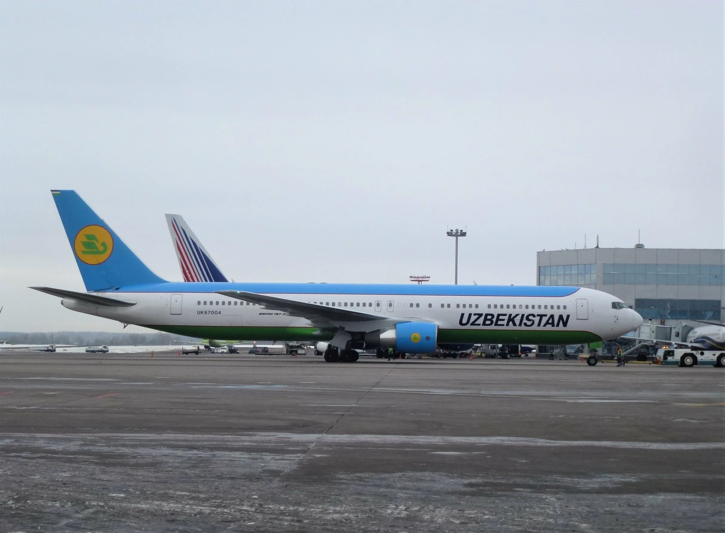 Авиарейс ургенч. Uzbekistan Airways Домодедово. Домодедово аэропорт хаво йуллари. Узбекистан Эйрвейз в Домодедово. Международный аэропорт Ургенч.