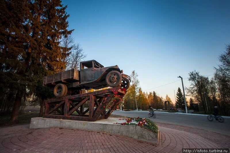 Памятник полуторке. Памятник полуторке во Всеволожске. Памятник полуторке на дороге жизни. Памятник на дороге жизни во Всеволожске. Памятник Ленинградская полуторка.