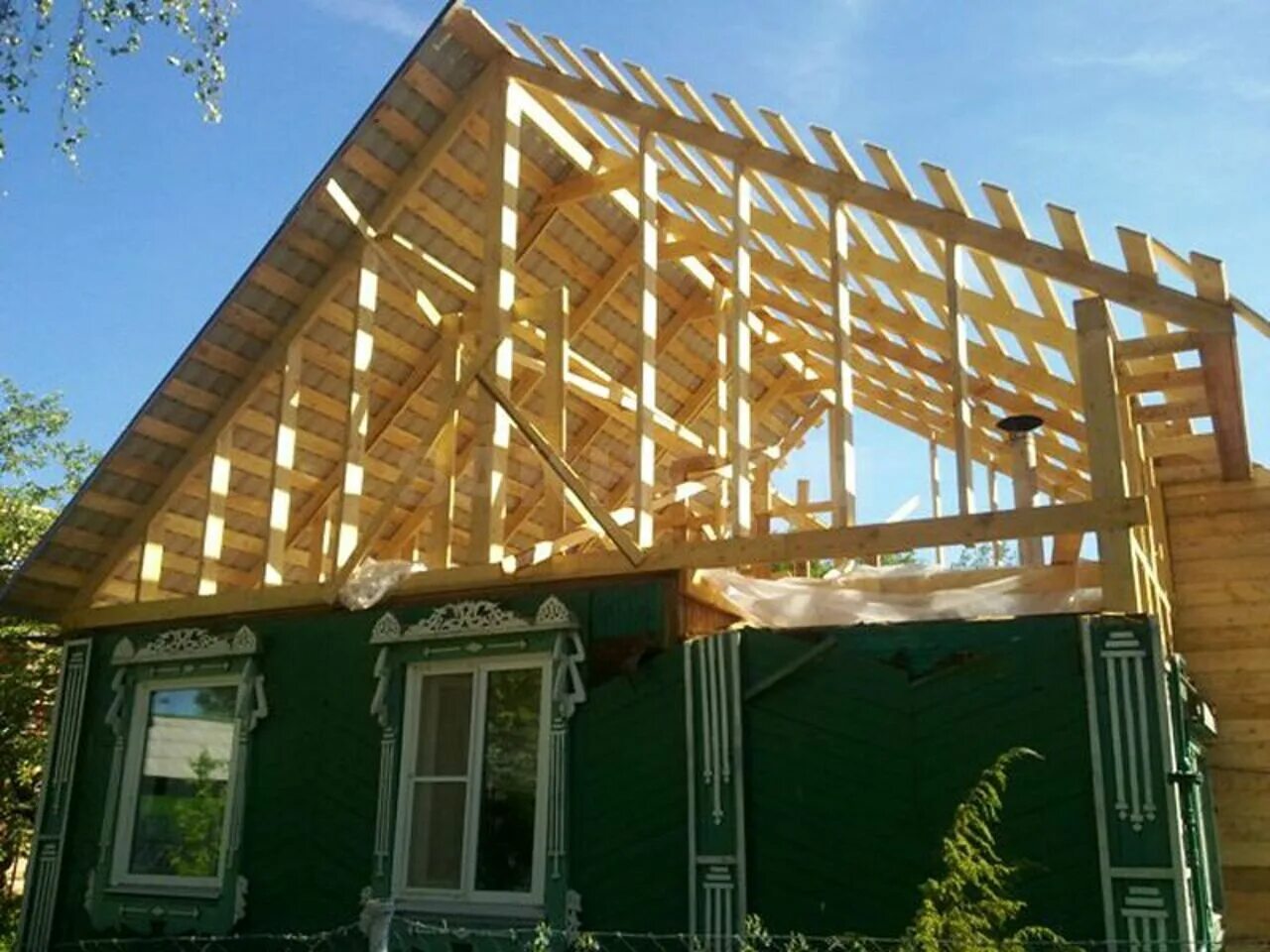 Надстройка 2 этажа. Крыша над старой крышей. Каркасная надстройка второго этажа. Крыша для дачи. Пристройка мансардного этажа.