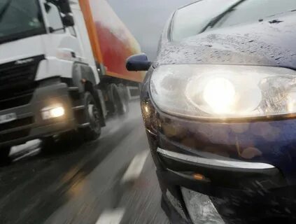 Двигавшейся по встречной полосе водитель
