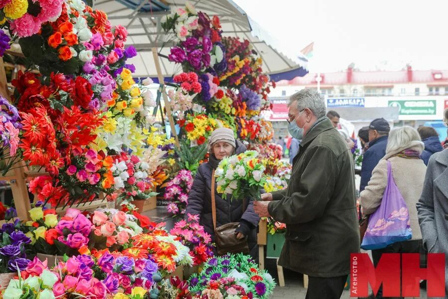 Рынок искусственных цветов. Ужасные искусственные цветы. Смоленская ярмарка искусственных цветов. Рынок цветов в России.