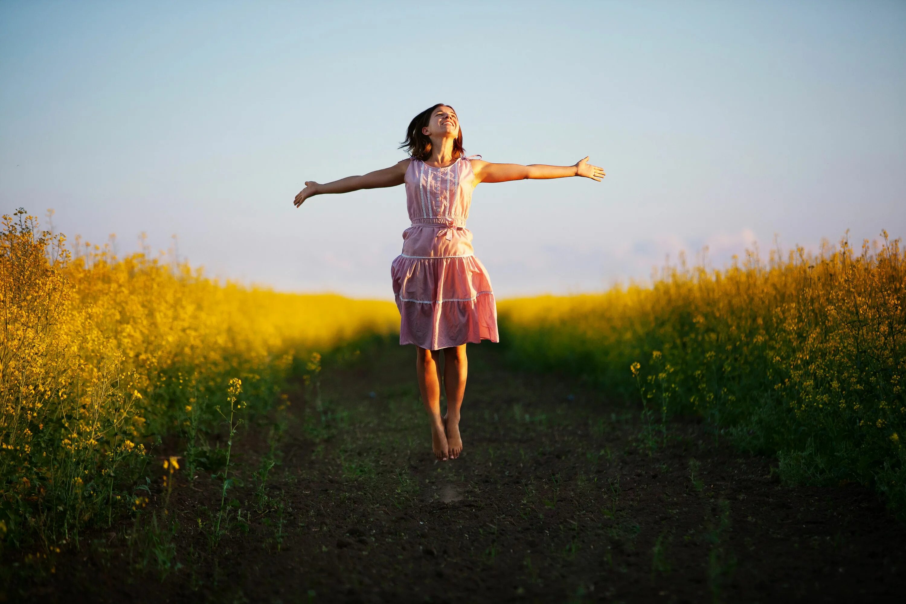 Happy people life. Счастливый человек. Позитивная девушка. Радостный человек в поле.