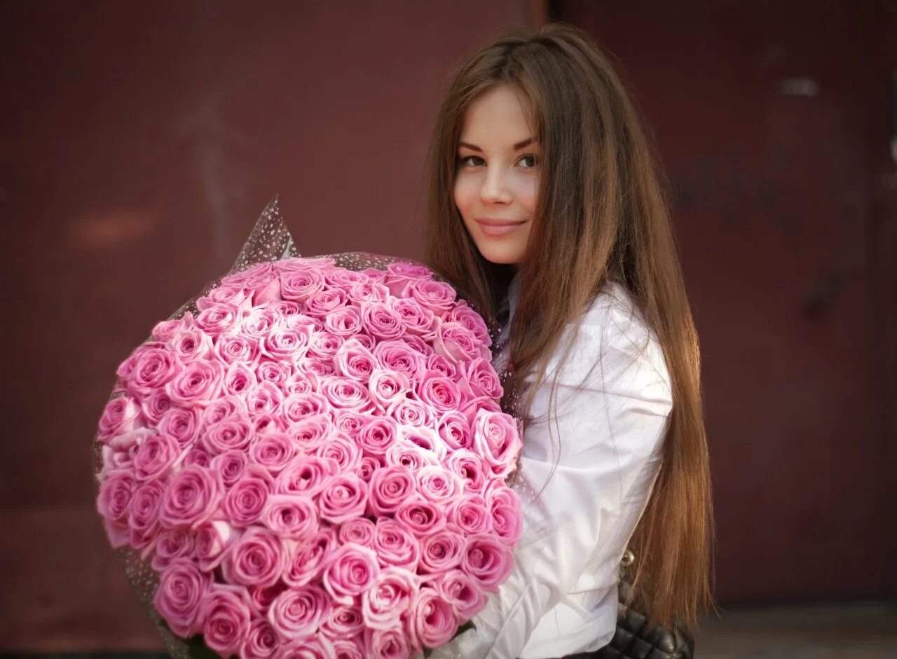 Сколько роз дарить девушке на день рождения. Какие розы дарить маме на день рождения. 101 роза и девушка. Сколько роз дарить девушке на день рождения. Сколько роз дарят.