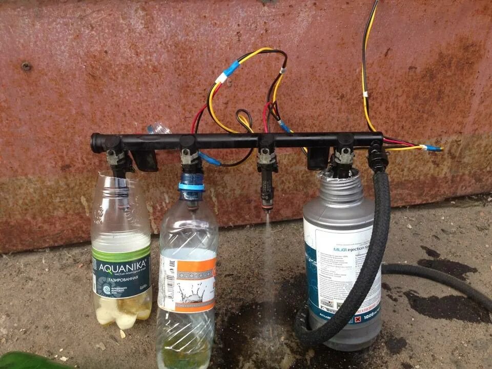 Промывка инжектора ваз 2109. Топливная форсунка chevrolet tahoe 5. Промывка форсунок без снятия с двигателя. Форсунки двигателя чистить. Промывка инжектора рено логан 1.