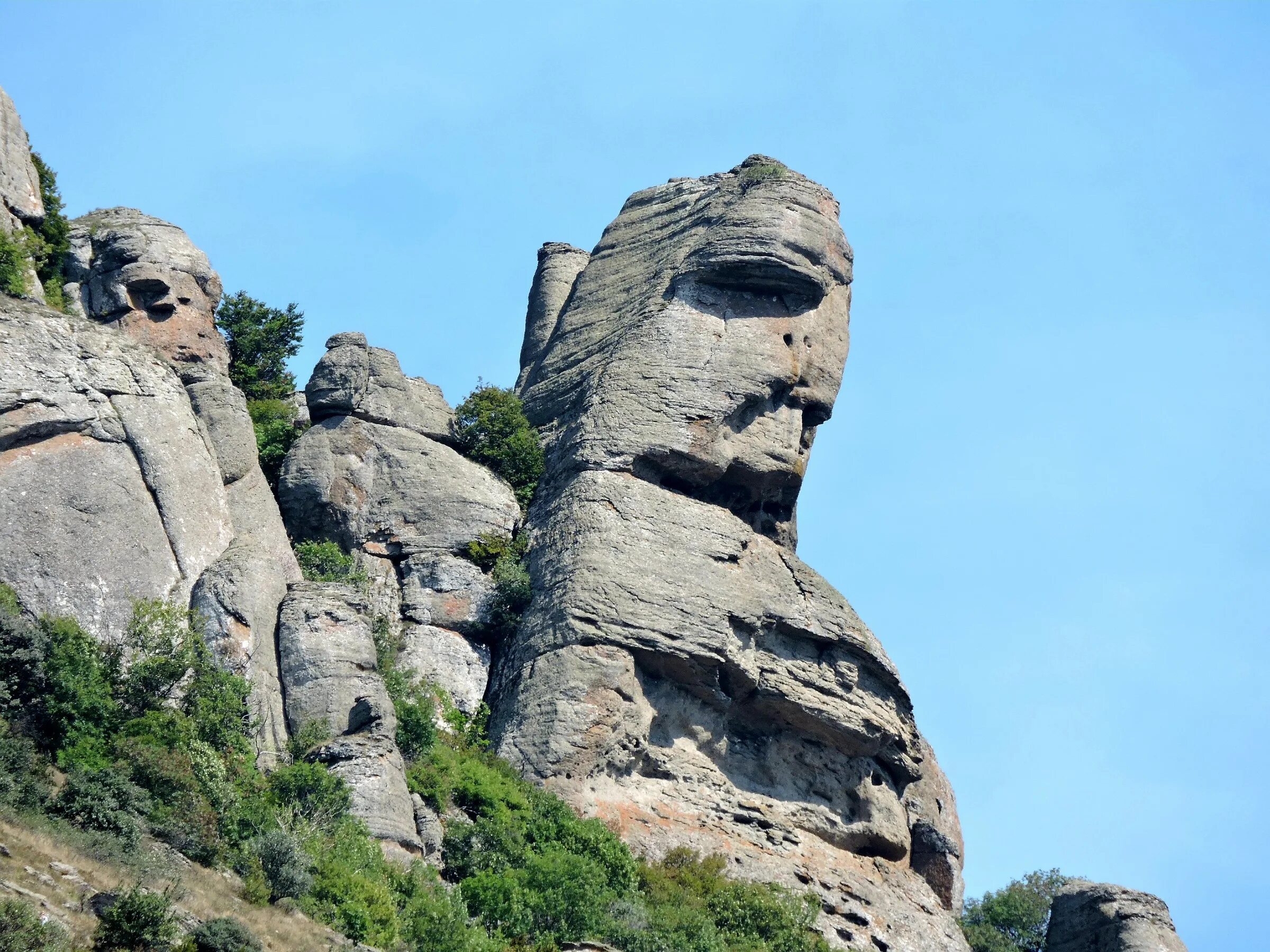 Гора Демерджи в Крыму. Демерджи Долина привидений. Скалы Демерджи Алушта. Скала в крыму голова