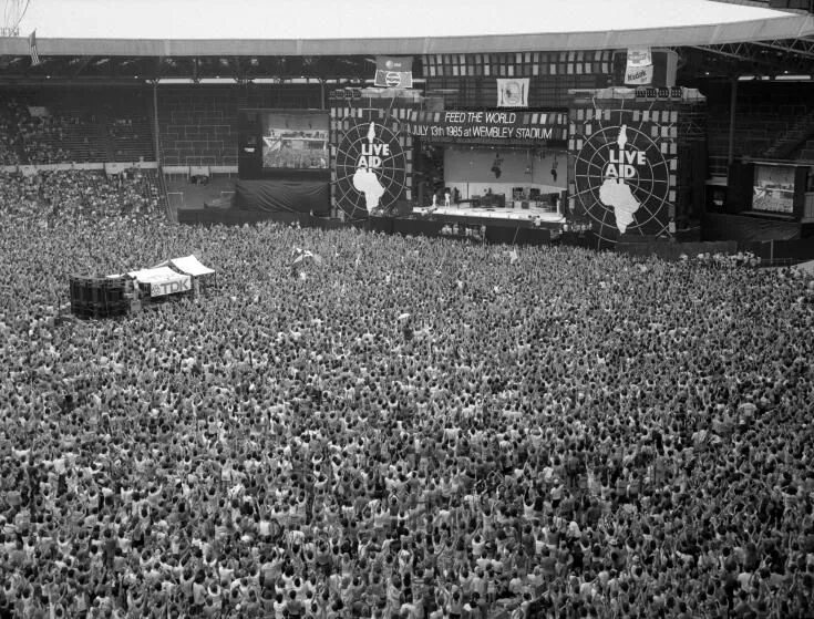 Квин на стадионе уэмбли 1985. Куин 1985 стадион уэмбли. концерт live aid 1985 queen. концерт на уэмбли 1985. концерт квин на стадионе уэмбли 1985.