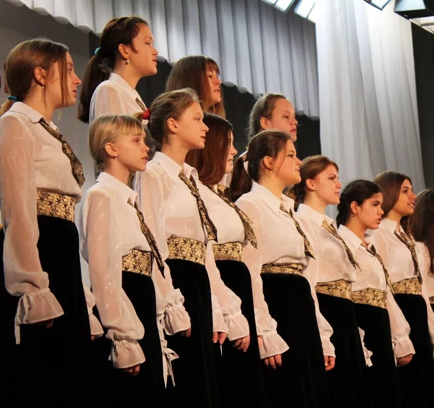 Астраханская музыкальная школа 1. Хор в школе. Дши гармония тюмень. Фольклорный ансамбль венец кострома. Вокально хоровая культура.