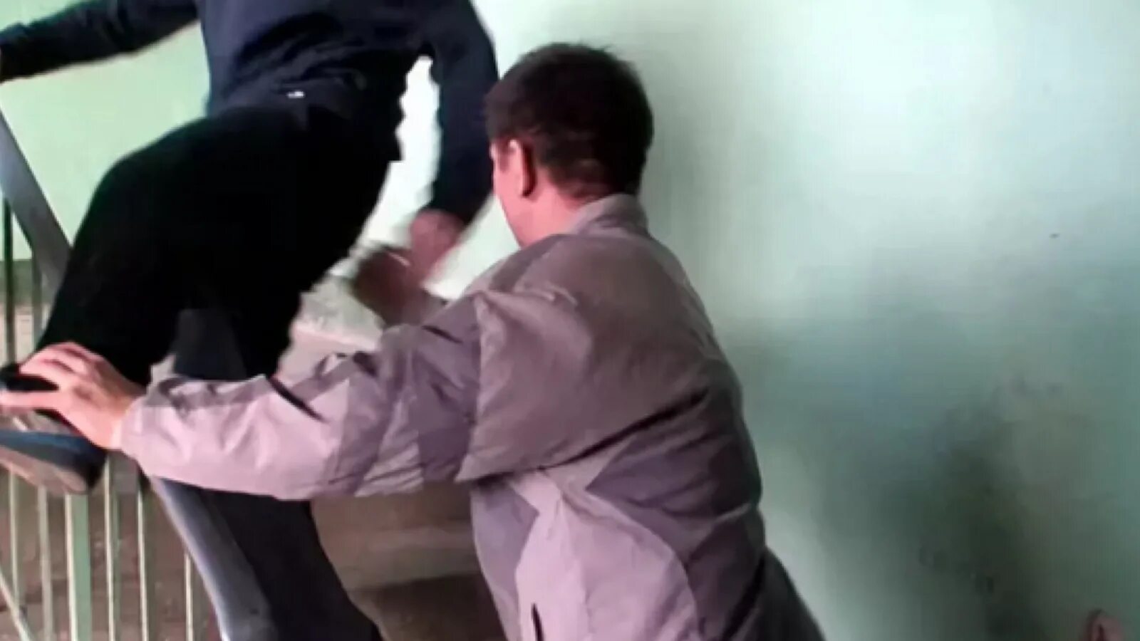 Вызов милиции. Полиция по вызову соседей. Полицейская вечеринка. Оперуполномоченный сизо задержан. Полицейский стучится в дверь.