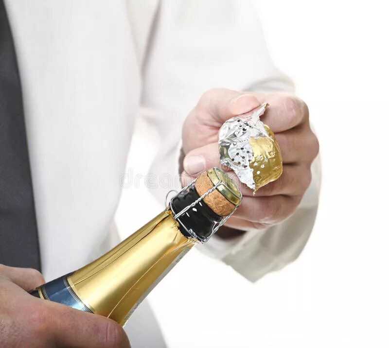 Песню шампанское открыто. Бутылка шампанского в руке мужчины. Рука с шампанским. Шампанское открывается в руках. Мужская рука с шампанским.