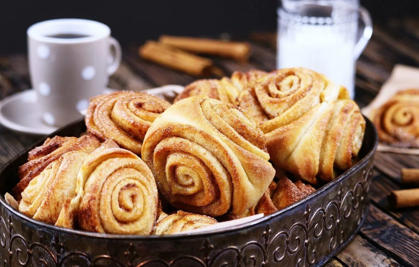 Булочки розочки. Выпечка. Слоеные булочки с корицей. Булочка с корицей эстетика. Булка с корицей.