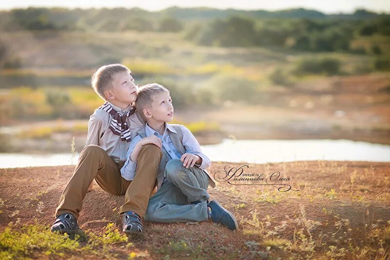 мальчик на природе. друг брат. два брата со спины. два брата обнимаются. море два брата.