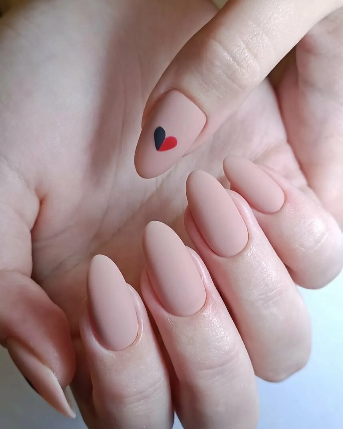 Маникюр нюдовый светлый светлый. Маникюр нюд с сердечками. Матовый нюд раффиан. Нюдовый маникюр с сердечками. Нюдовые ногти с сердечком.