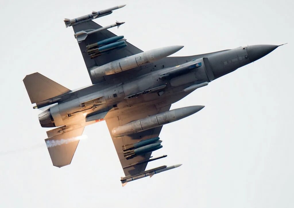 Снизу 16. F 16 Falcon. F-16 Fighting Falcon. Ф 16 вооружение. F16 вооружение ракетное.