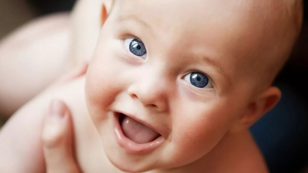 Малыш улыбается. Baby we can see. Baby we can see. Лицо младенца. Baby we can see.