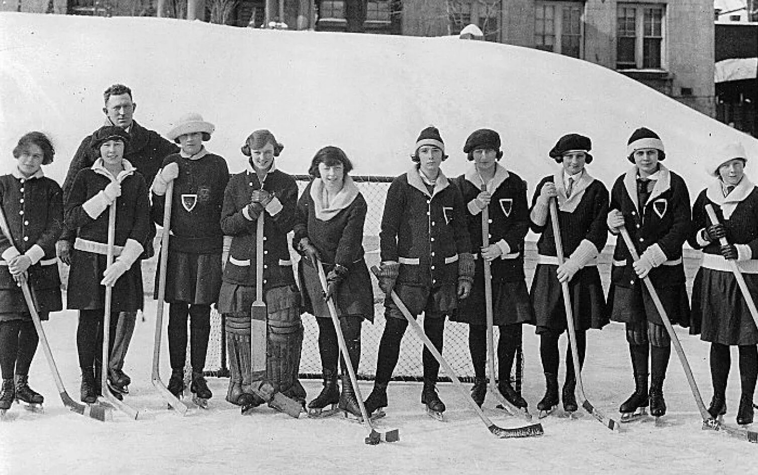Первая хоккейная команда. Первая хоккейная команда Канады 1904. Зарождение хоккея в Канаде. Хоккей 19 век Канада. Хоккей в Канаде 20 век.
