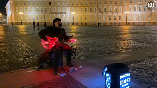На сцене установленной прямо на площади играют. Музыкант на Дворцовой площади. Туристы на Дворцовой площади. Канал у Дворцовой площади. Репортаж с Дворцовой площади.