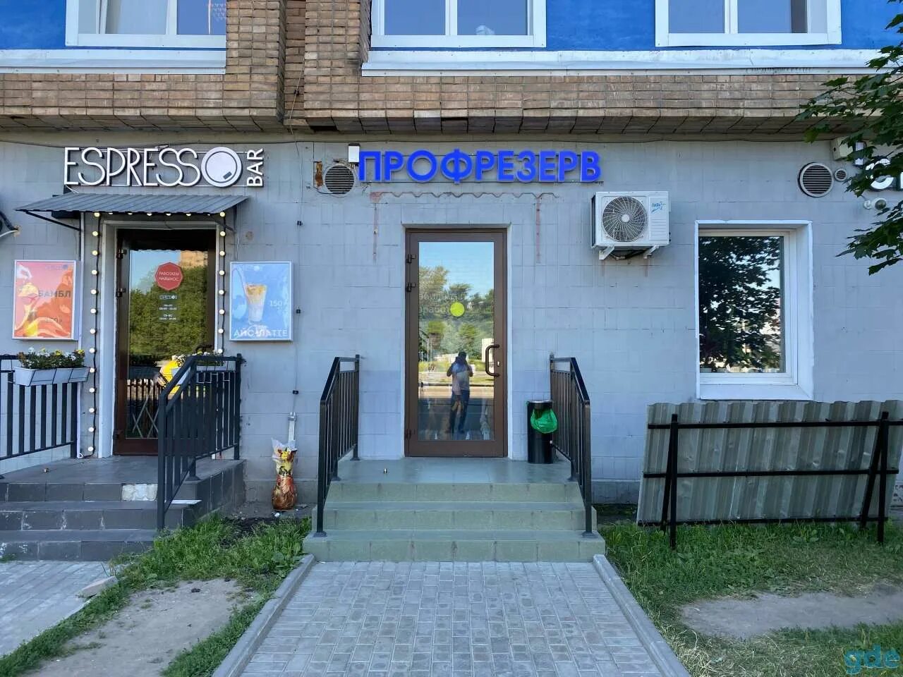 Вакансия продавец. Требуется продавец в продуктовый магазин. Требуется продавец кассир. Продавец. Продавец иллюстрация.