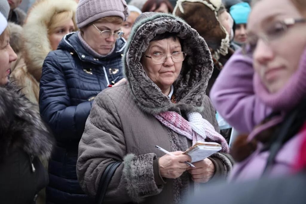 Пенсионеры льготники. Российские пенсионеры. Что ждет пенсионеров. Пенсионер получает пенсию. Пенсионные новости в правительстве