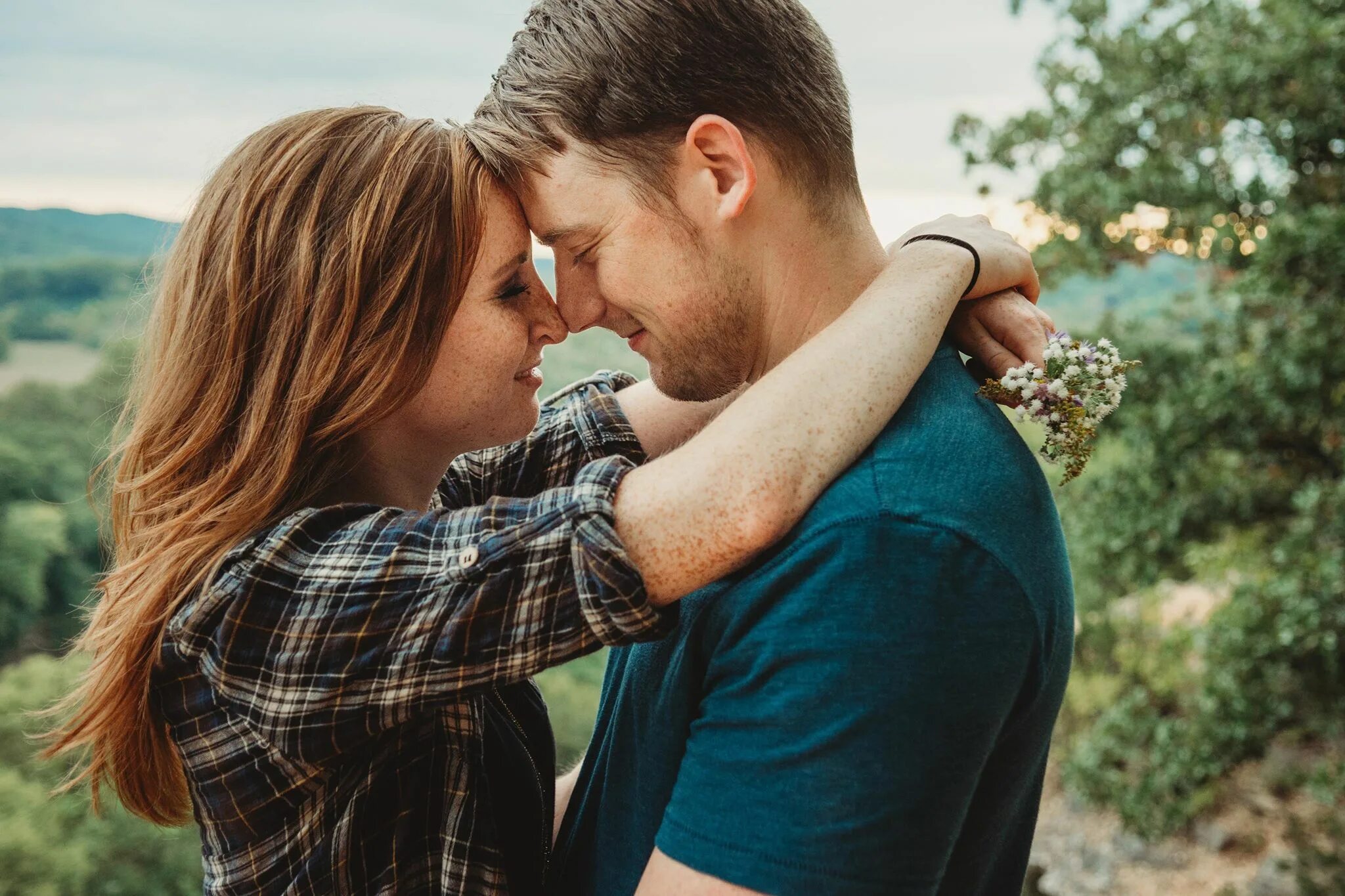 Natural couple. 20 Пара. Cute couple pose. Hug pose. Man hugging Planet.