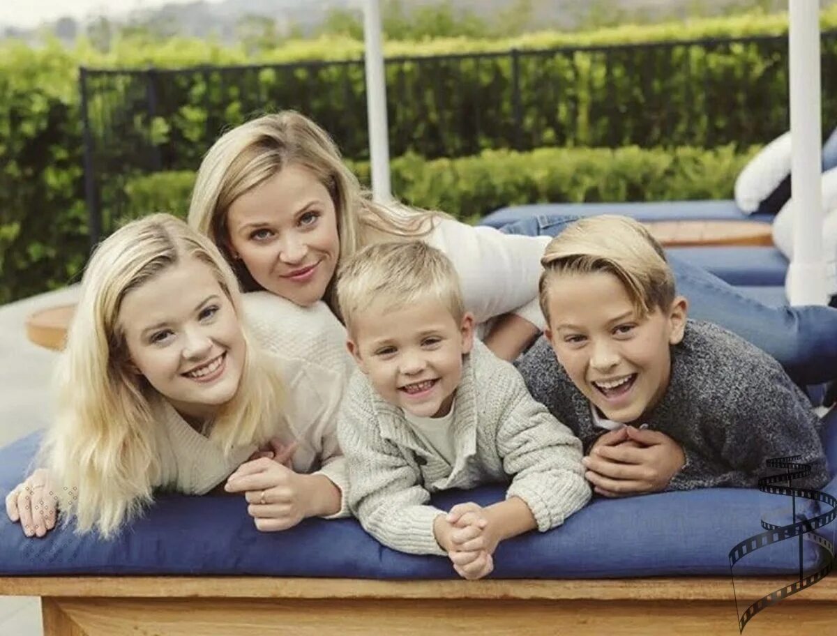 дети обнимаются с родителями. мама и взрослые дети. женщина с 2 детьми. риз уизерспун дети. женщина мама.