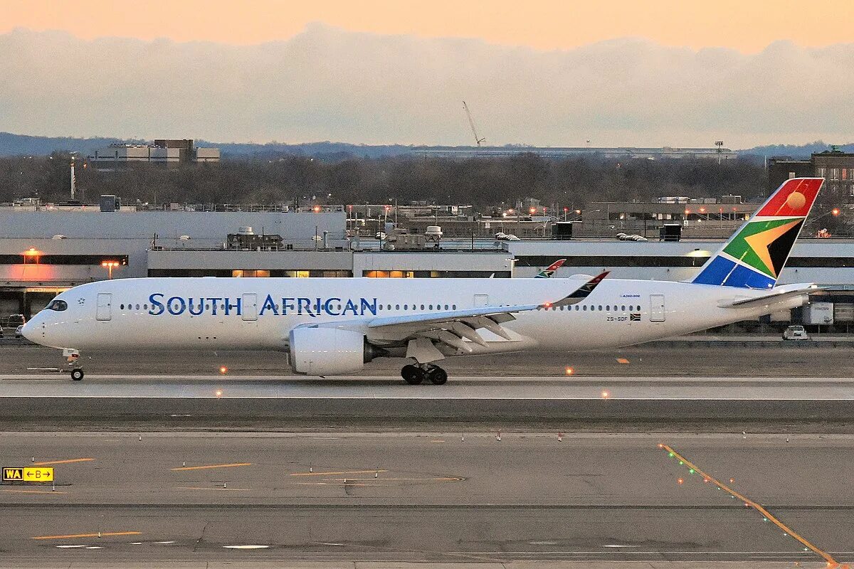 Авиакомпании юар. Саус африкан эйрвейз. Airbus a340-600. Африканские авиакомпании. Самолёты африканских авиалиний.