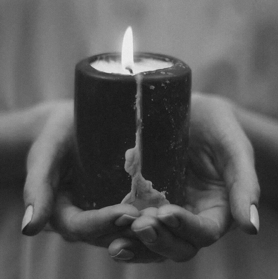 Белая свеча памяти. Свеча вектор. Свеча черно белая. Черно белая свечка. Горящая черная свеча.