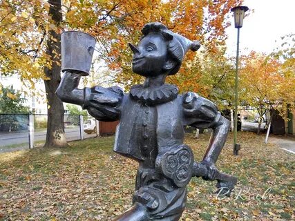 Памятник герою произведения