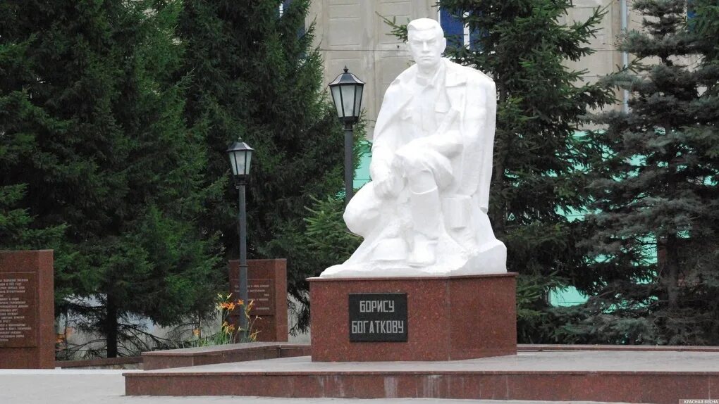 Памятник борису богаткову в новосибирске на улице кирова. Памятник бориса богаткова. Памятник борису богаткову в новосибирске на улице кирова. Памятник борису богаткову в новосибирске. Памятник борису богаткову в новосибирске.
