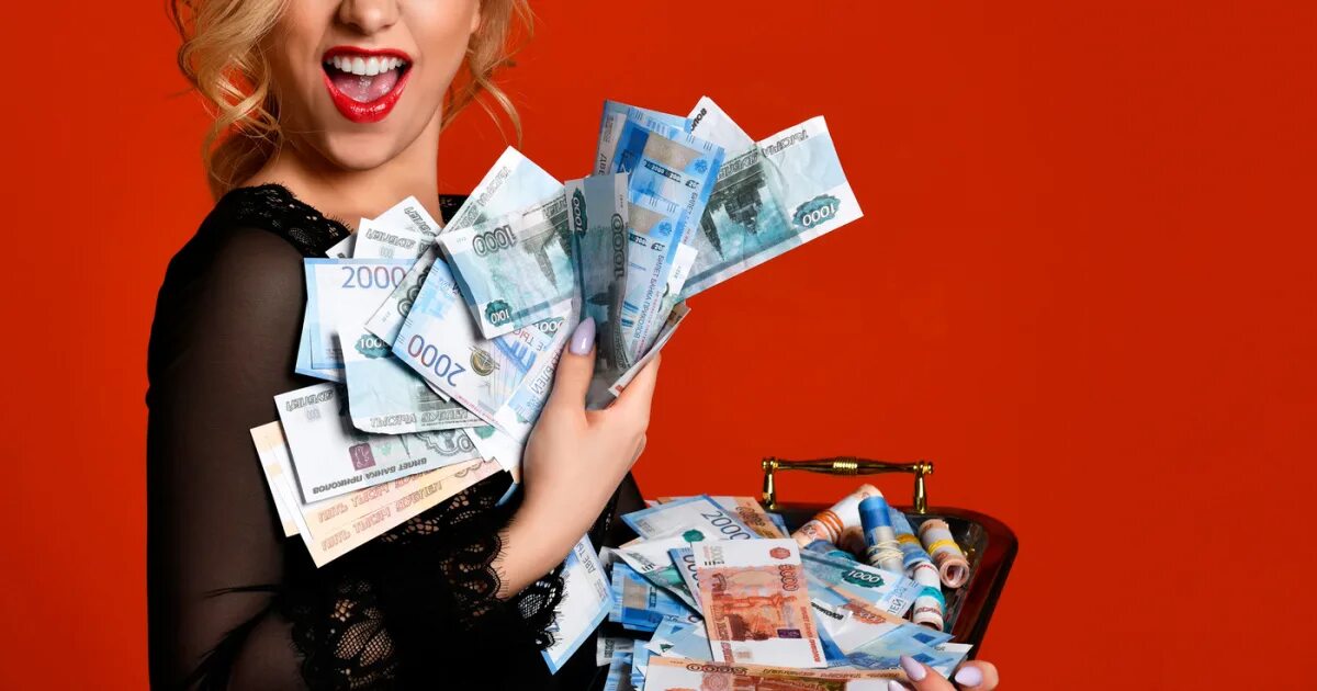 Девушка на деньги работает. Девушка с рублями. девушка с деньгами. радостный человек с деньгами. победитель деньги.