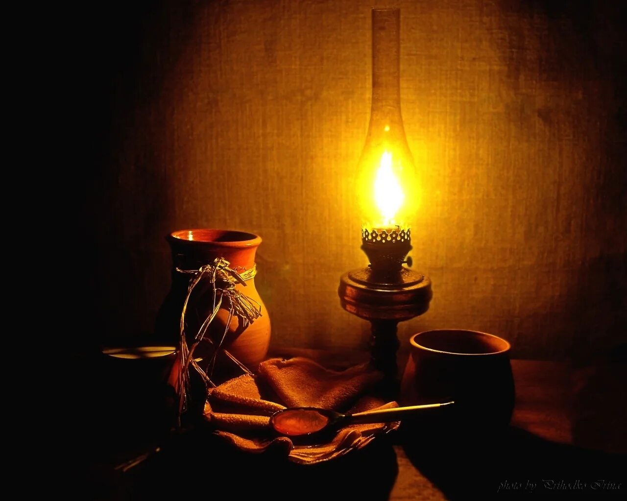 Свечи теплый свет. Лучина 19 век. Лампада керосинка. Керосиновая лампа 19 века. Лучина 19 век керосиновая лампа.