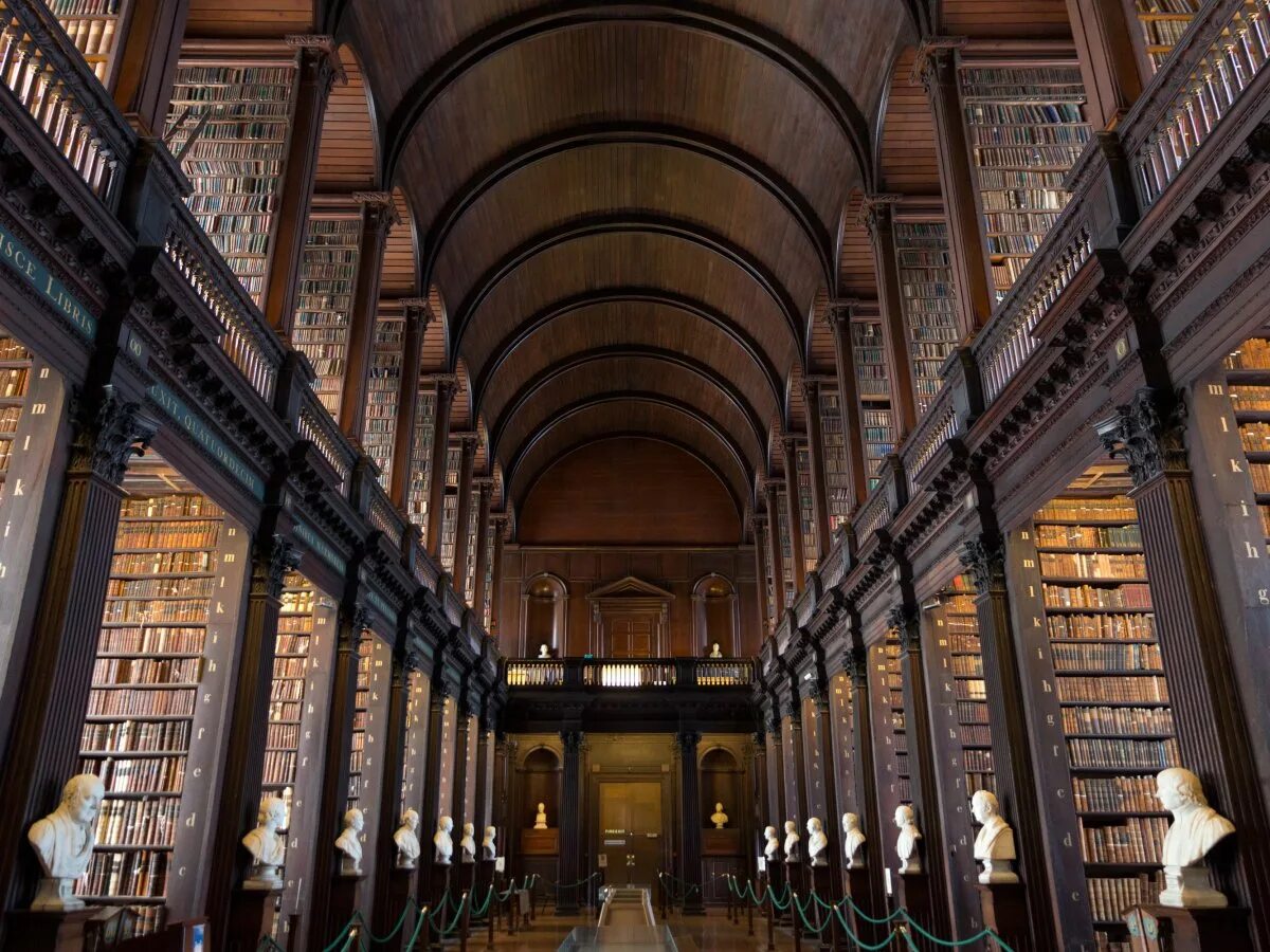 История крупных библиотек. Библиотека Тринити-колледжа в Дублине. Библиотека Тринити-колледжа, Дублин, Ирландия. Библиотека Тринити-колледжа в университете Дублина. Библиотека Тринити-колледжа в Кембридже.
