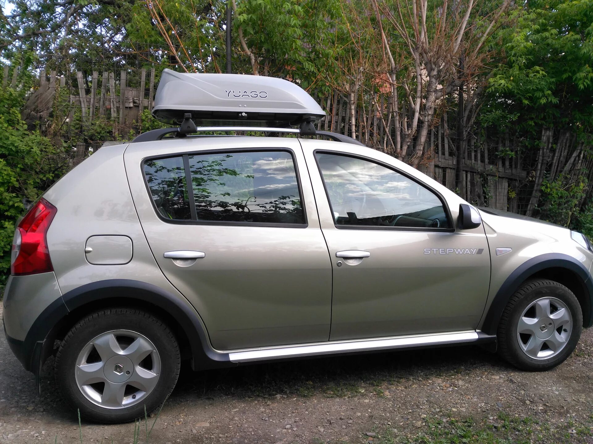 Автобокс на Рено Сандеро степвей 2. Автобокс для Renault Sandero Stepway. Renault Sandero Stepway 2 автобокс. Рено Сандеро степвей с с автобоксом. Автобокс рено