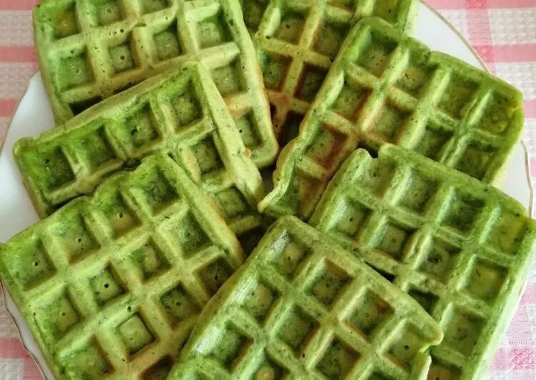 Вафли со шпинатом в вафельнице. Венские вафли шпинатные. Венские вафли шпинатные. Вафли со шпинатом в вафельнице. Венские вафли из шпината.