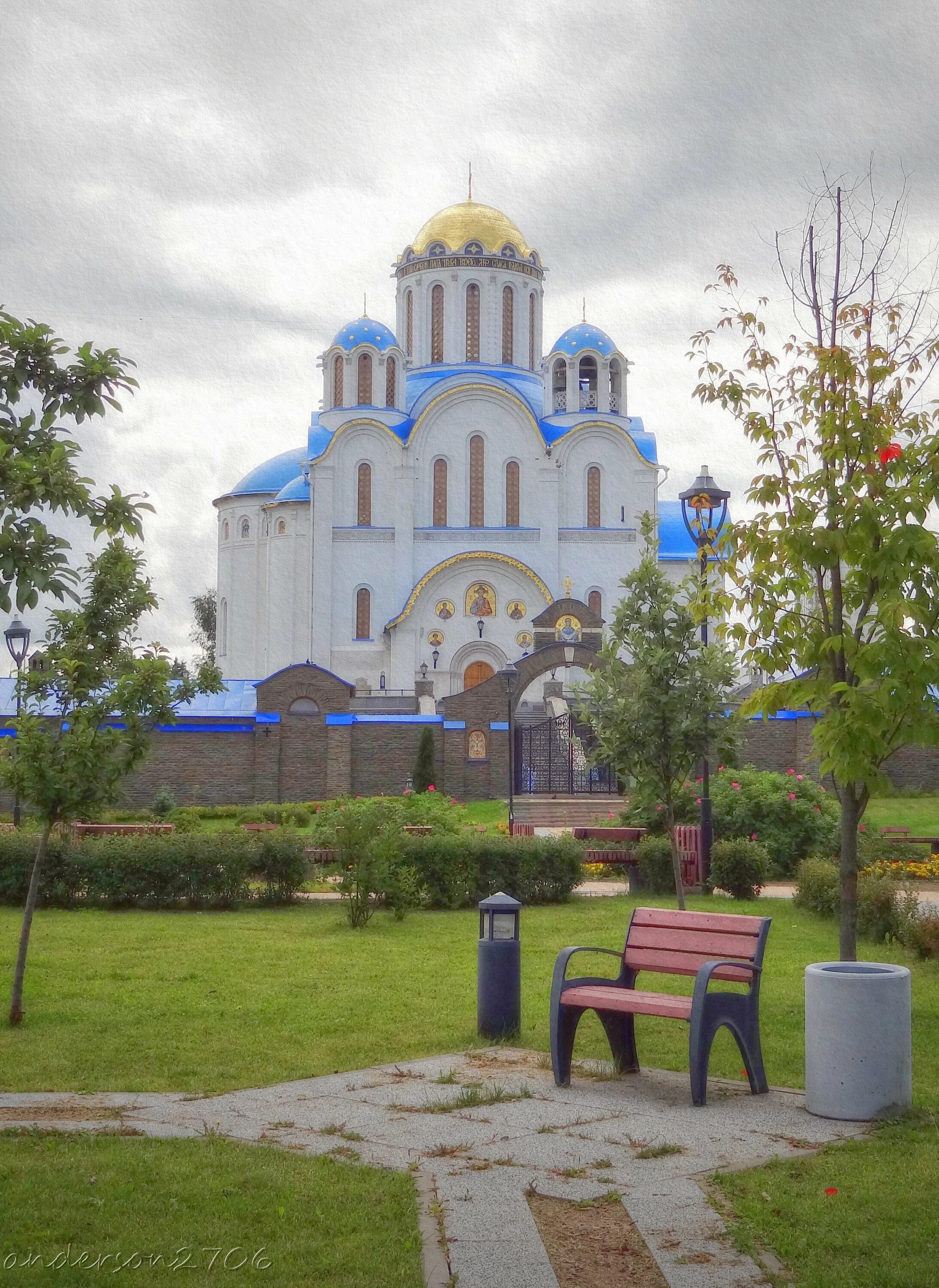 Покровский ясенево. Храм Покрова в Ясенево. Храм метро Ясенево. Храмы в Ясенево в Москве.