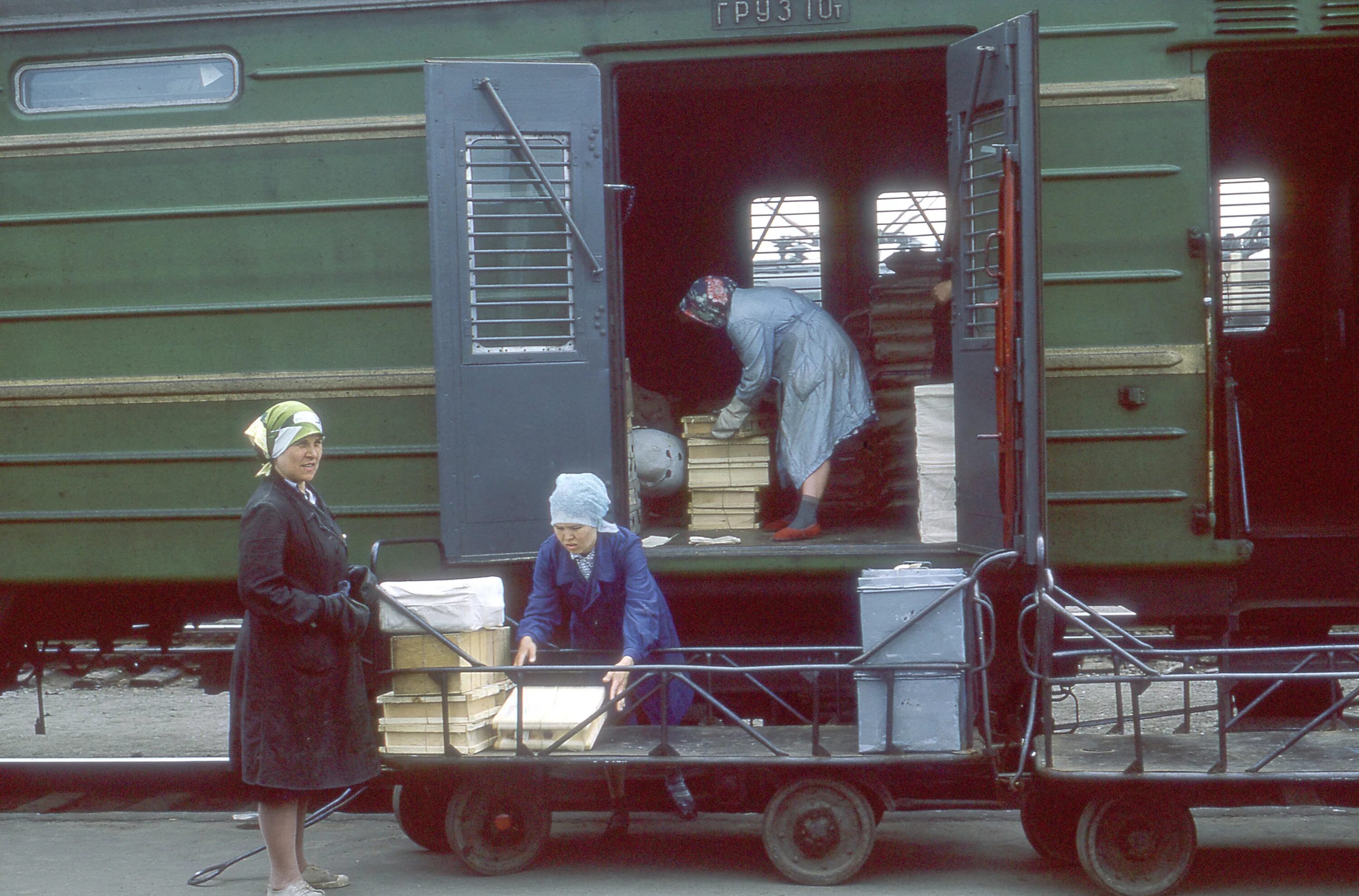 Багажный вагон СССР. Вагон электрички 70 годов СССР. Почтовый вагон СССР. Погрузка в багажный вагон.